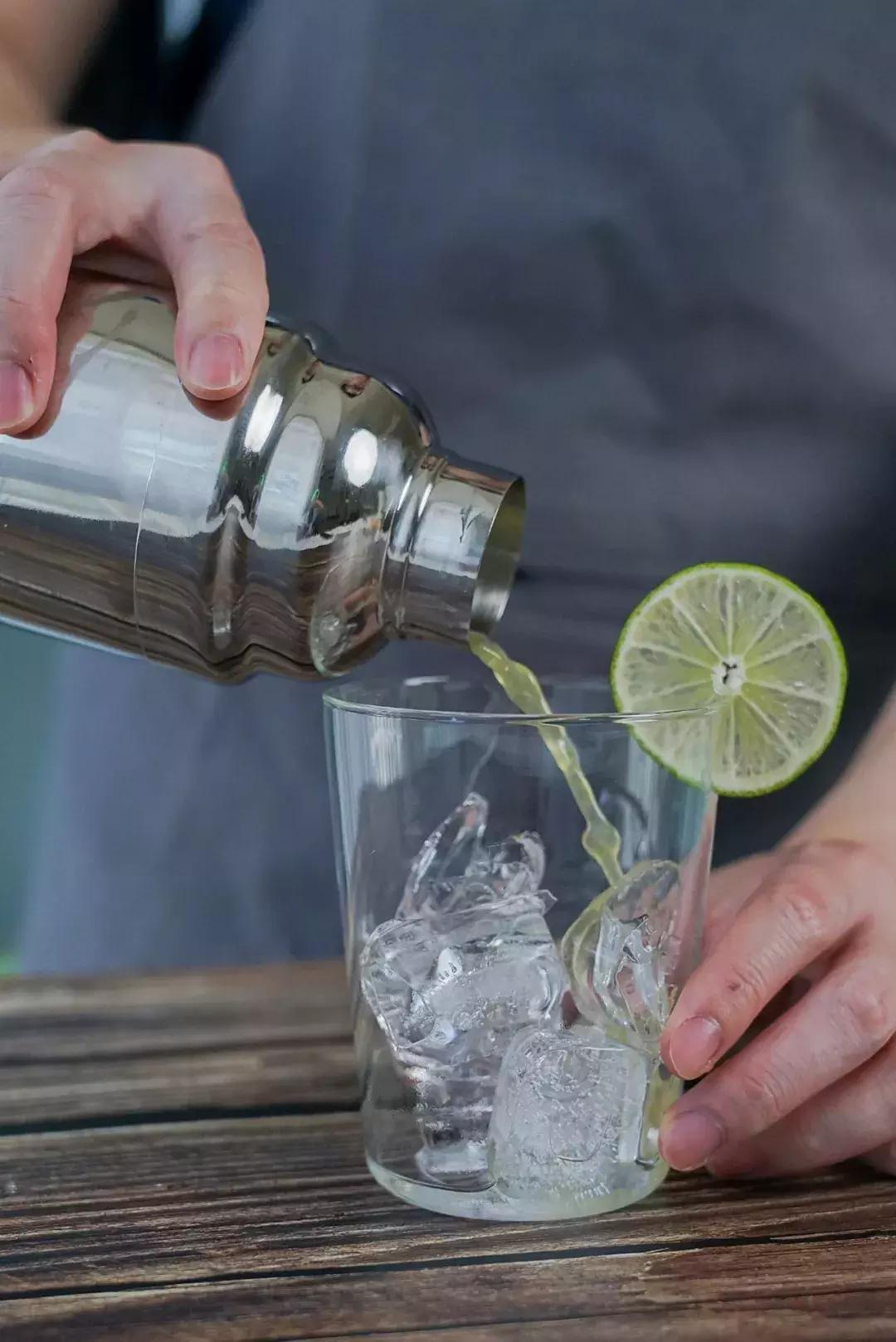 工作累了喝一杯小酒,上班这么辛苦还要回家做饭