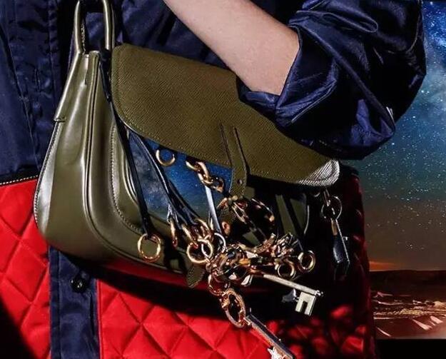 普拉达杀手包中号新款有没有黄色,2020年流行的普拉达包包是什么