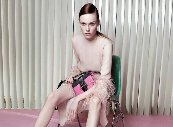 普拉达杀手包中号新款有没有黄色,2020年流行的普拉达包包是什么