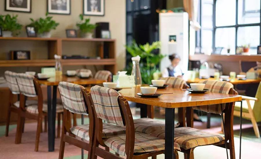 去这家店吃饭还要带西瓜霜？！成都这个“网绿”店暗藏玄机~