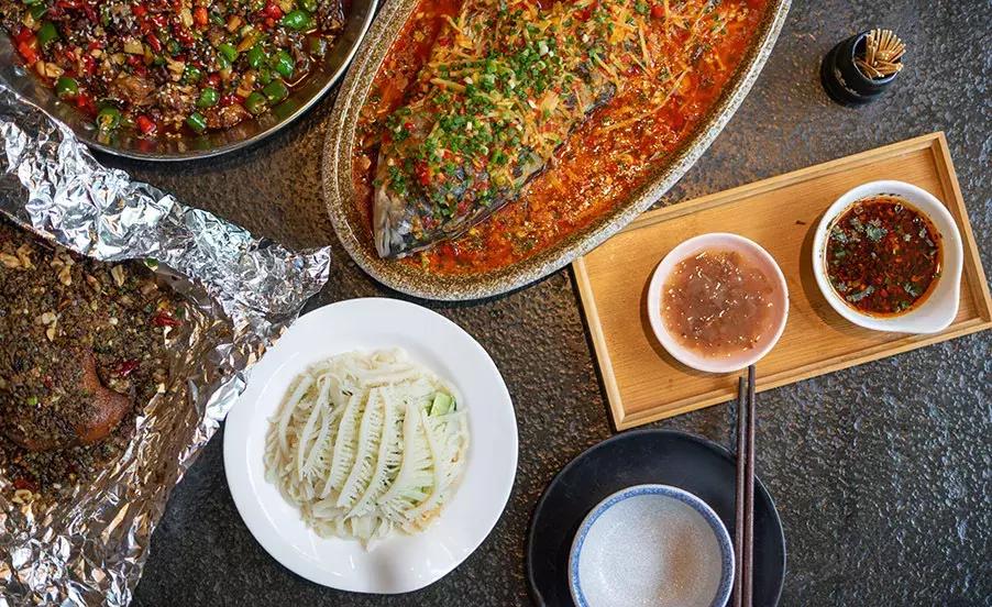 去这家店吃饭还要带西瓜霜？！成都这个“网绿”店暗藏玄机~