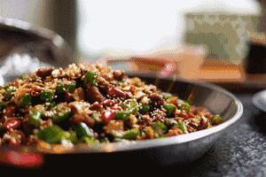 去这家店吃饭还要带西瓜霜？！成都这个“网绿”店暗藏玄机~