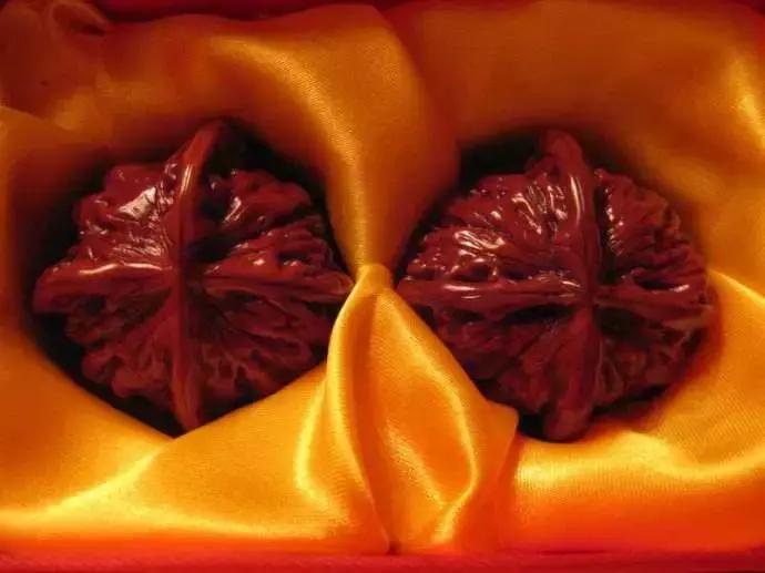 文玩核桃满天星盘出柿子红的包浆长这样