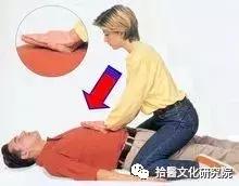 女子噎到男子急救,一名女子噎着了