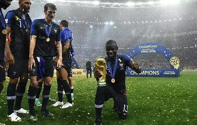 足球场上那些无法逾越的经典时刻,世界上没有过不去的坎足球