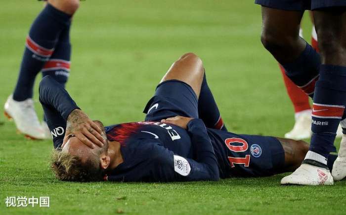 内马尔承认翻滚动作,内马尔被挑衅转身微笑完整版