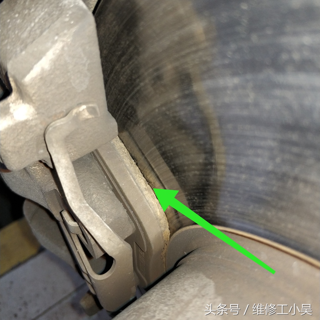 宝马x1汽车刹车时后备箱异响,宝马x1刹车不很灵怎么回事