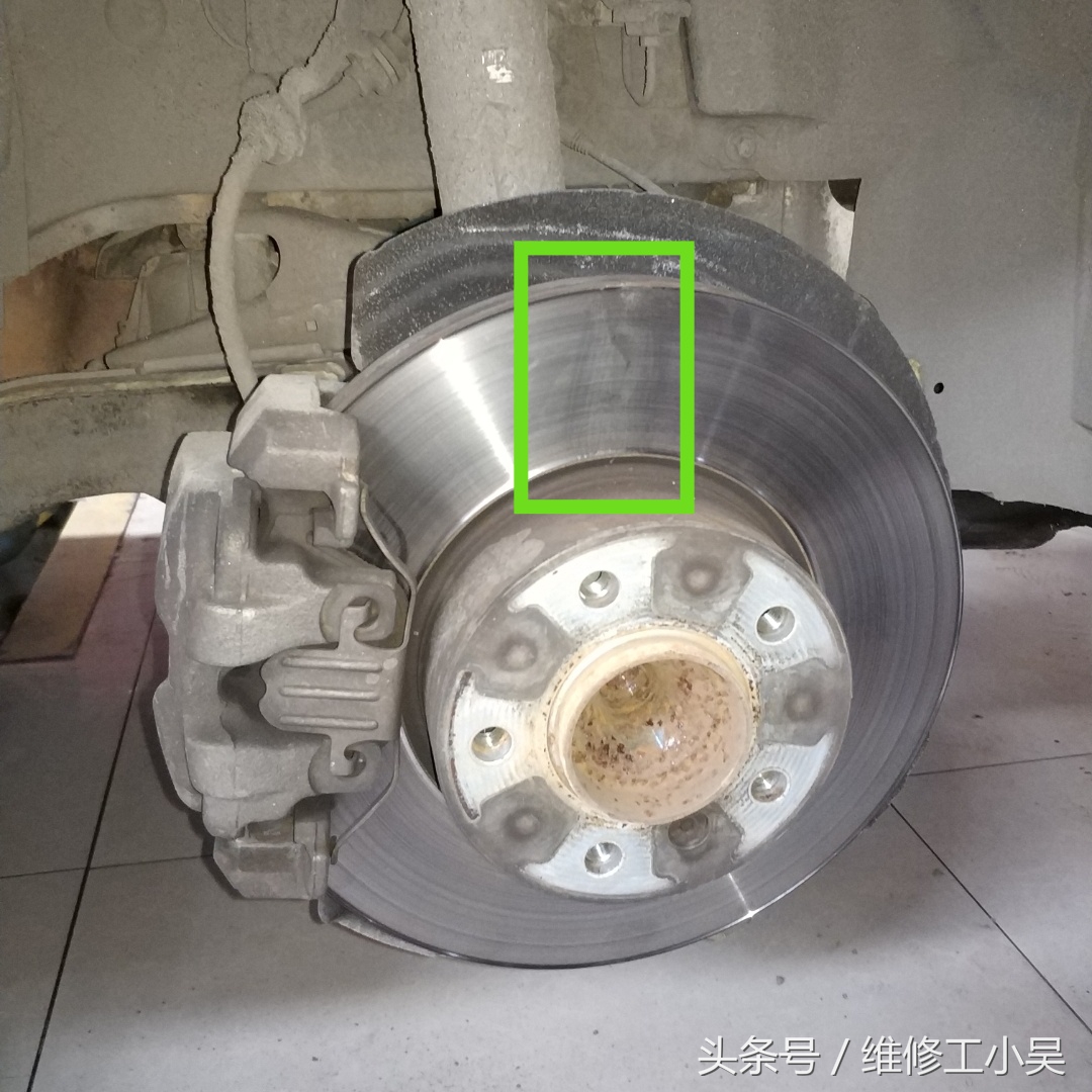 宝马x1汽车刹车时后备箱异响,宝马x1刹车不很灵怎么回事