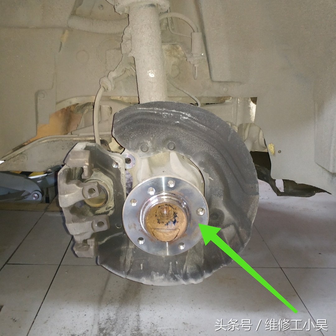 宝马x1汽车刹车时后备箱异响,宝马x1刹车不很灵怎么回事