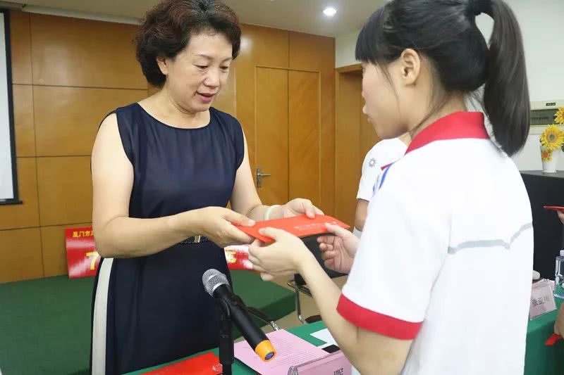 凤凰会展助力厦门教育基金资助莘莘学子圆梦理想大学