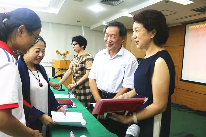 凤凰会展助力厦门教育基金资助莘莘学子圆梦理想大学