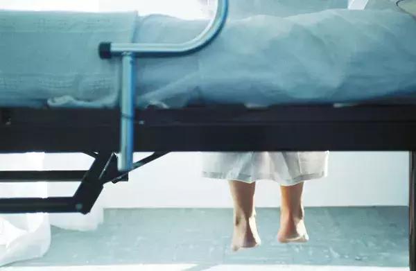 “我不是怪物”67岁，她的肚子里面竟怀着一对双胞胎……