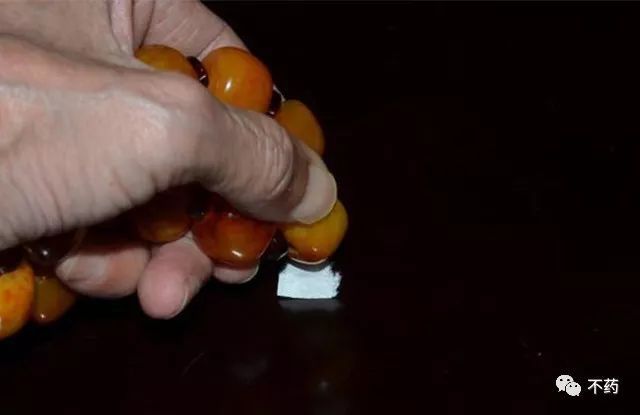 怎么辨别蜜蜡和塑料最直观的方法,蜜蜡越来越便宜是真的吗