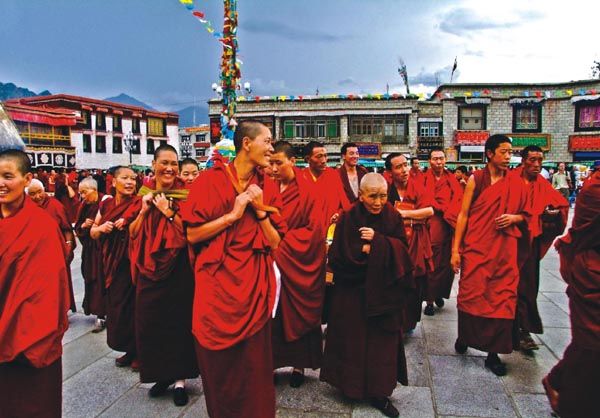 拉萨虔诚的信徒,拉萨虔诚的信徒朝拜圣地图片