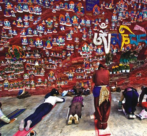 拉萨虔诚的信徒,拉萨虔诚的信徒朝拜圣地图片