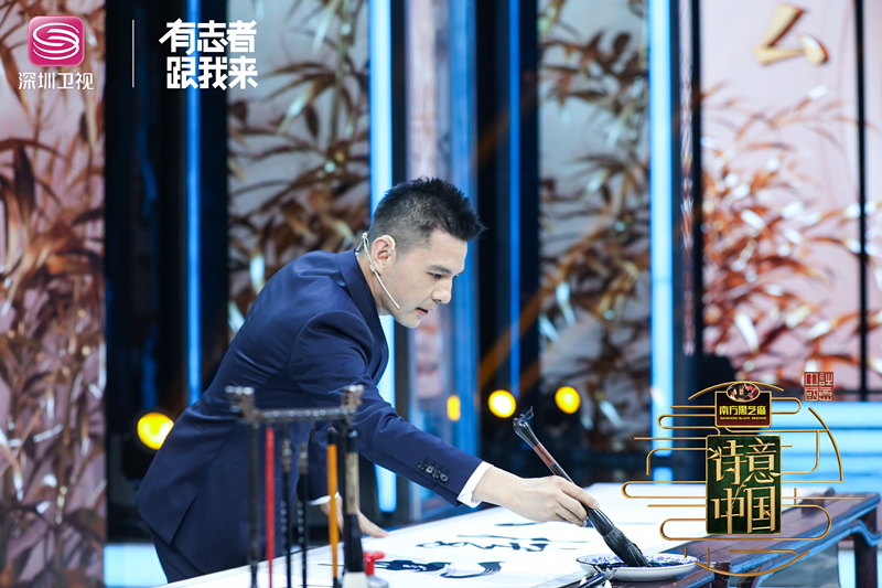 《诗意中国》“群芳谱”今晚营业名侦探潘粤明白日“追”花