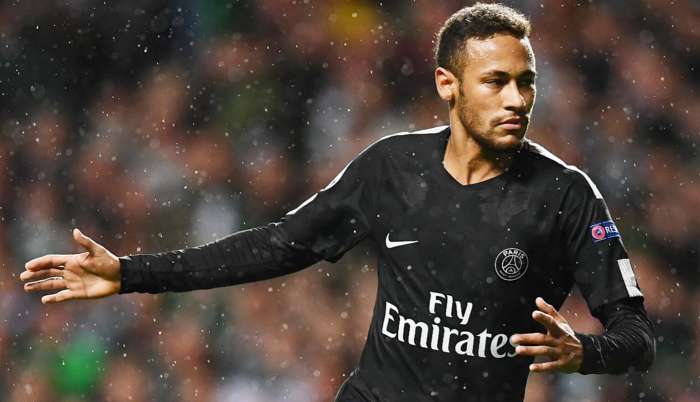 内马尔被侵犯回击对手,内马尔把防守队员当猴耍