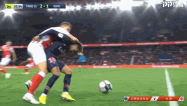 内马尔被侵犯回击对手,内马尔把防守队员当猴耍