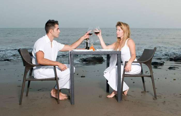 适合十一黄金周饮用的5款红酒！好友相聚霞多丽，恋人甜蜜要贵腐