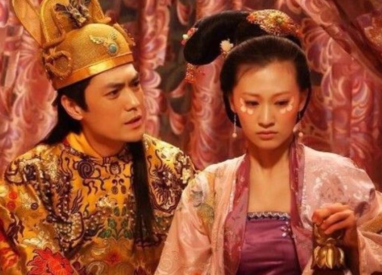 女子又问道:“你当真是要嫁给他?”简兮声音不大语气中尽是坚决