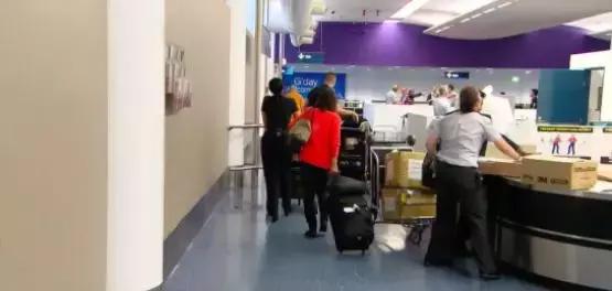 中国大妈出国探望儿子,行李箱被打开的那一刻,所有人都惊呆了!