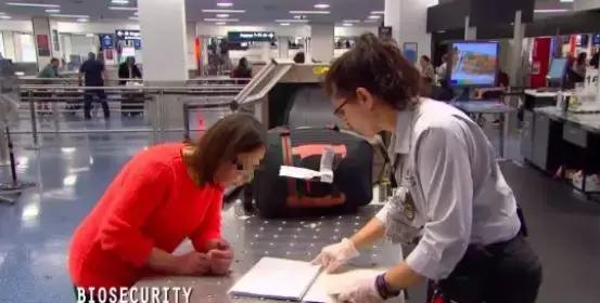 中国大妈出国探望儿子,行李箱被打开的那一刻,所有人都惊呆了!