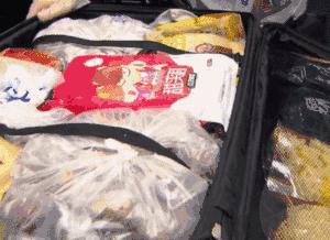 中国大妈出国探望儿子,行李箱被打开的那一刻,所有人都惊呆了!