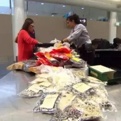 中国大妈出国探望儿子,行李箱被打开的那一刻,所有人都惊呆了!