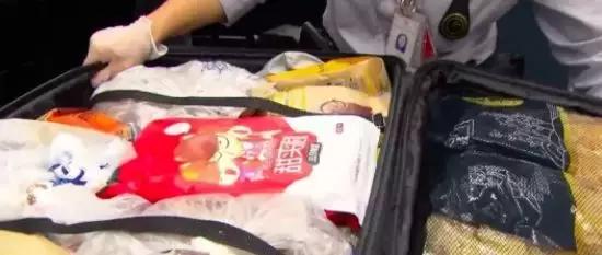 中国大妈出国探望儿子,行李箱被打开的那一刻,所有人都惊呆了!