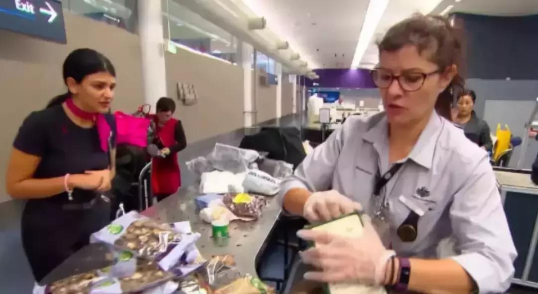 中国大妈出国探望儿子,行李箱被打开的那一刻,所有人都惊呆了!