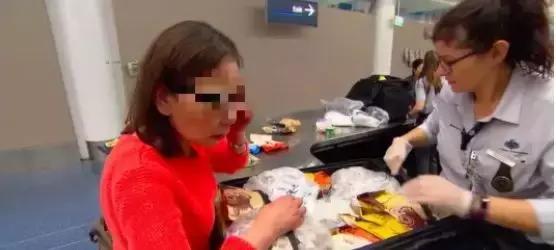 中国大妈出国探望儿子,行李箱被打开的那一刻,所有人都惊呆了!