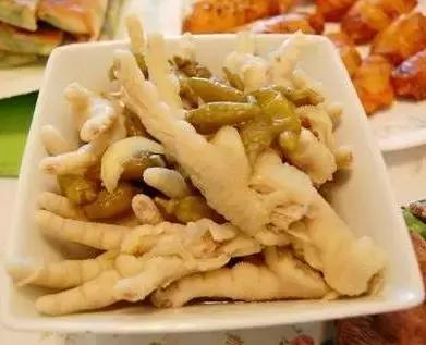 中国大妈出国探望儿子,行李箱被打开的那一刻,所有人都惊呆了!