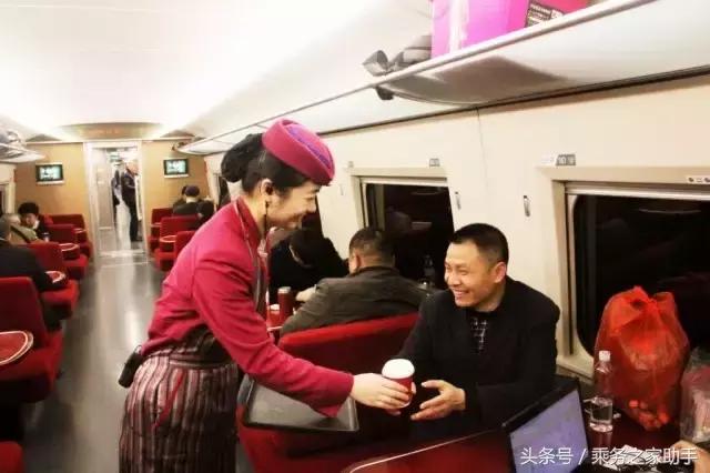 告诉你什么是“大家的动姐”-新时代高铁动车餐服员
