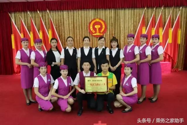 告诉你什么是“大家的动姐”-新时代高铁动车餐服员