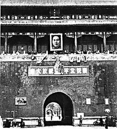 *安门天**毛*东泽**画像换新，竟前后换过八种版本，最后一版*小平邓**评价说……