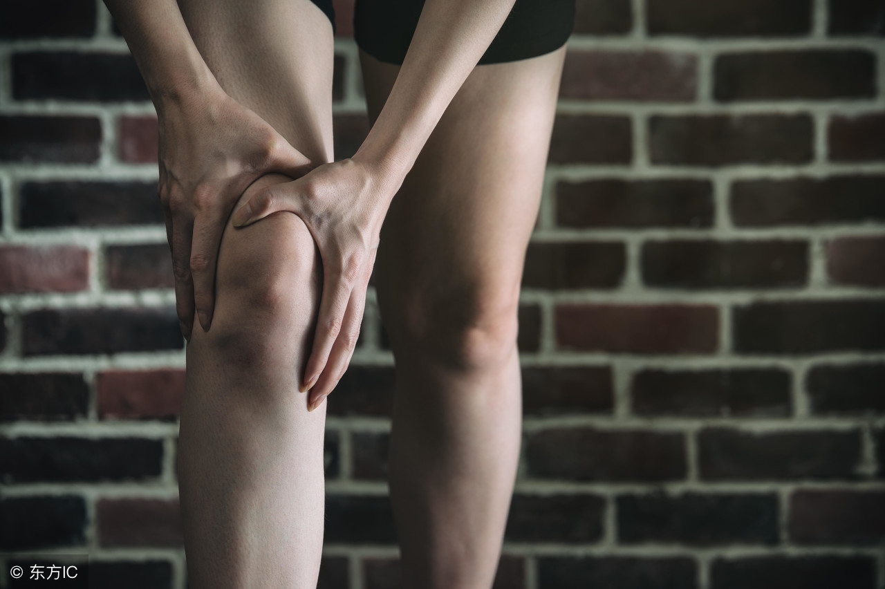 不知道发生什么事情?为什么裤子会掉下来,两条腿怎么会在车外面