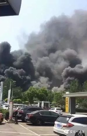 北京蟹岛烧毁上百辆车,只因一位司机脑洞大开?