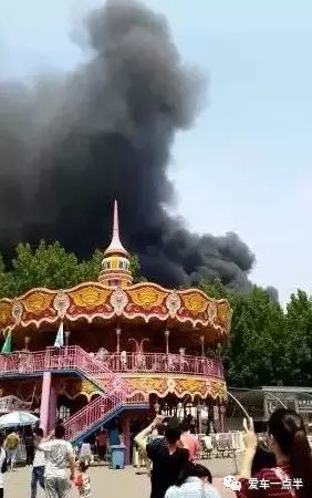 北京蟹岛烧毁上百辆车,只因一位司机脑洞大开?