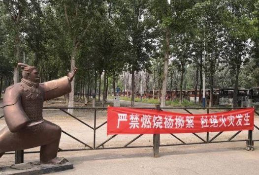 北京蟹岛烧毁上百辆车,只因一位司机脑洞大开?