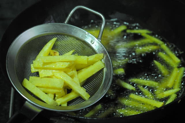 炸薯条是先冻还是先裹淀粉,炸薯条要冷冻原因是什么