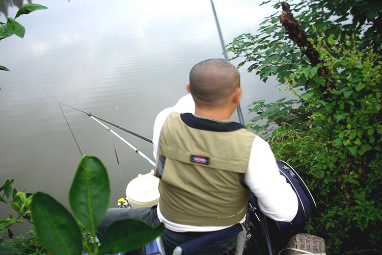 海竿钓鱼不挂底绝招图解,走水严重又挂底怎样钓鱼