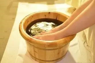 手汗脚汗多是什么原因且手脚冰凉,小儿手脚汗多而且冰凉是什么原因