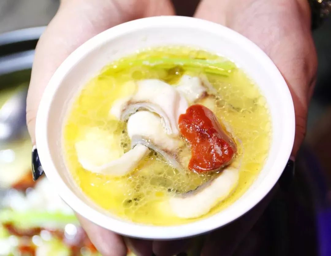 这家店我绝对不私藏！酸菜鱼嫩滑无刺，放心大口吃，超过瘾！一口“栽”在了这锅鱼上……