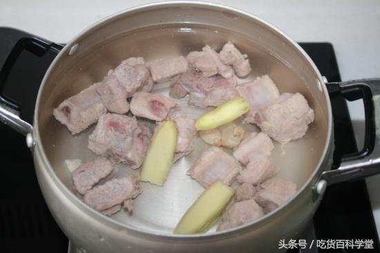 炖排骨汤时,先放盐还是后放盐?好多人弄错了,难怪肉很柴