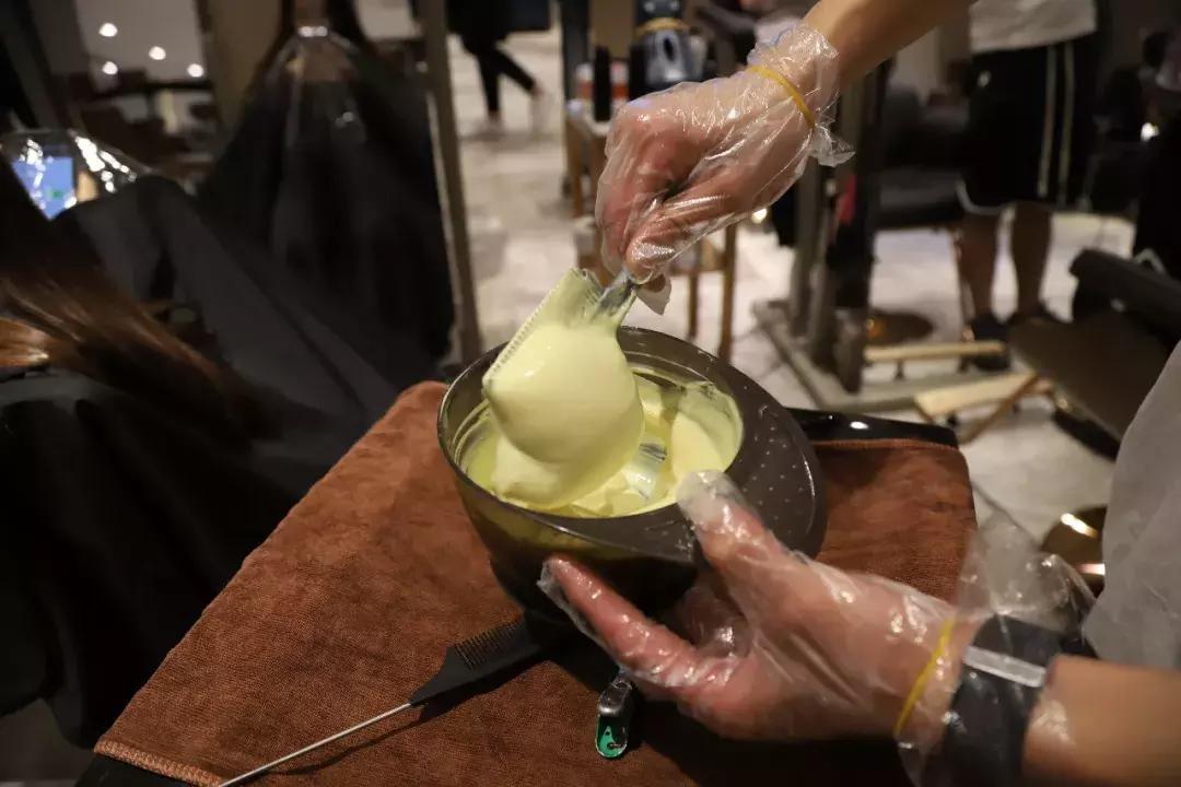 来高德置地这家网红店染发，头发居然变成这样……！