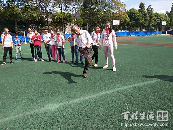 乡村学校少年宫暑期活动更缤纷,流动少年宫走进乡村小学