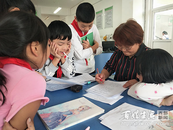 乡村学校少年宫暑期活动更缤纷,流动少年宫走进乡村小学