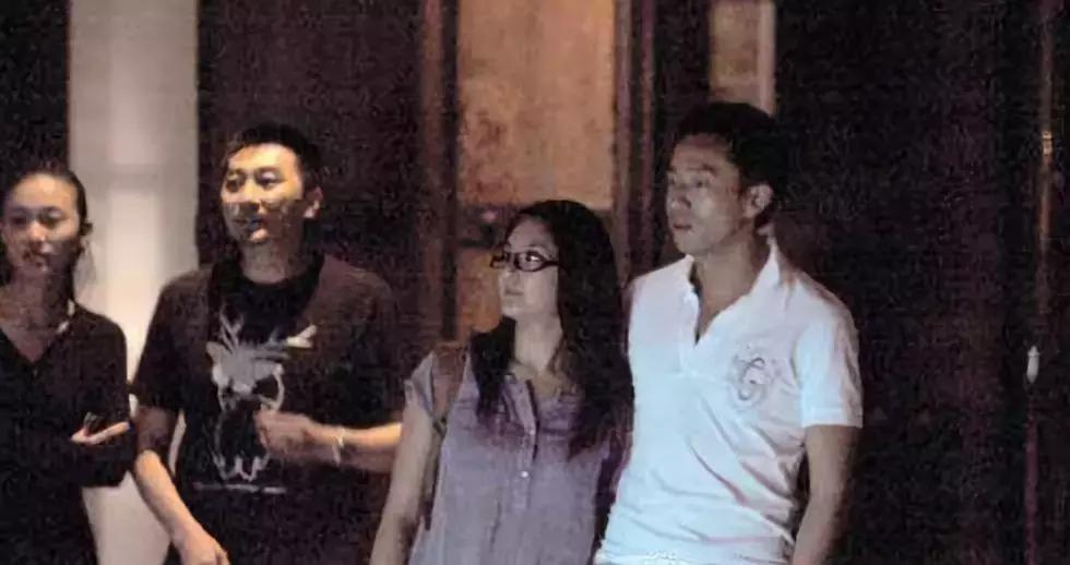 张雨绮砍她前夫三刀是真的假的,张雨绮怒怼男子