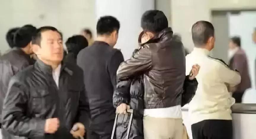 张雨绮砍她前夫三刀是真的假的,张雨绮怒怼男子