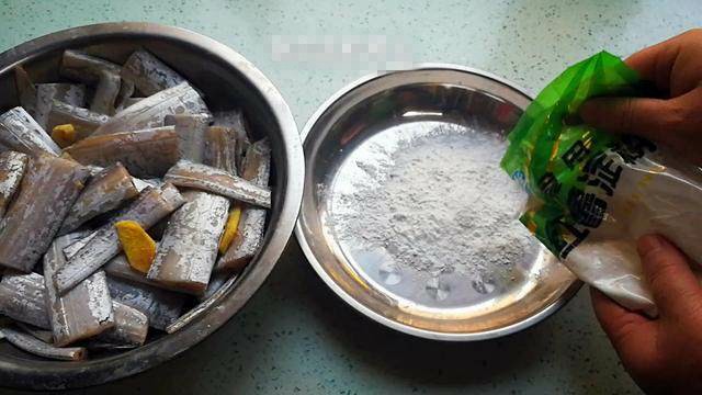 带鱼怎么做不粘锅不会碎掉视频,怎样煎出的带鱼金黄酥脆不粘锅